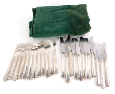 An Art Deco silver plates stainless steel entree set, with shaped handles, comprising knives and three pronged forks, 8cm hig