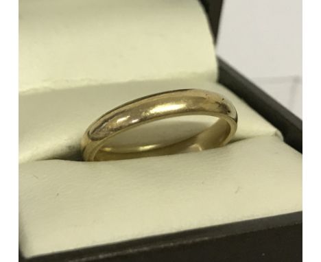 A 9ct gold wedding band. Size M½.  Total weight aprprox. 2.2g.