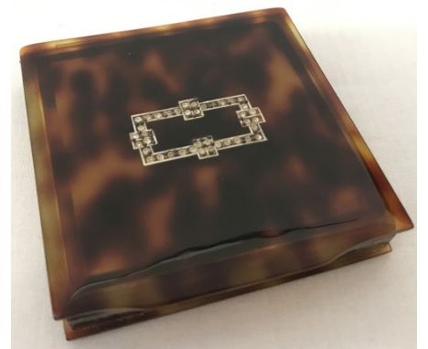 A vintage tortoiseshell effect Art Deco powder compact set with small clear stones.  Approx. 8cm².