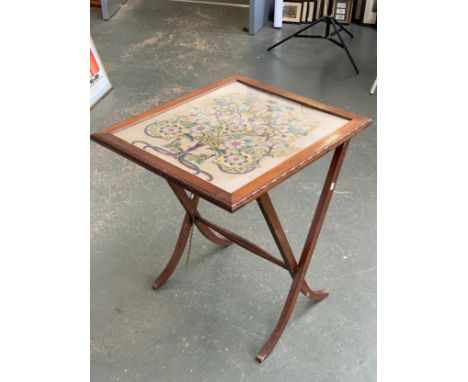 A converting oak framed occasional table/fire screen, with glazed embroidered panel with floral decoration, 89cmH 