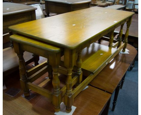 Modern oak nest of occasional tables, the largest with a rectangular top, turned legs, joined by a shelf, the largest 121 x 5