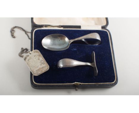 Childs hallmarked silver spoon and pusher set, Birmingham 1924 and stamped Robinson & Co Singapore in a Singapore case, silve