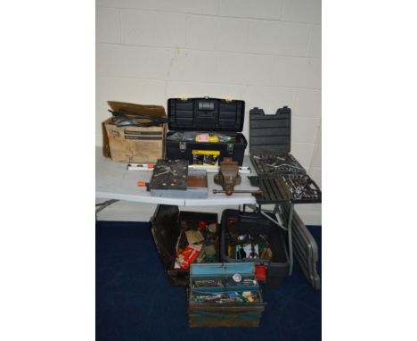 A QUANTITY OF VARIOUS MISCELLANEOUS AND TOOLS to include two boxed ratchet sets, bench vice, four boxes and tool crates inclu