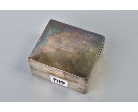 A WWI ERA HALLMARKED SILVER AND WOODEN CONSTRUCTED BOX, possibly for cigarettes, engraved to the lid, 'From Commander D de B 