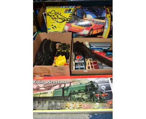 A BOXED HORNBY RAILWAYS OO GAUGE 'FLYING SCOTSMAN' ELECTRIC TRAIN SET, No.R1039, comprising said locomotive and tender (R398!