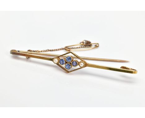 AN EARLY 20TH CENTURY 15CT GOLD GEM BAR BROOCH, designed as a central cluster of four circular blue gems assessed as iolite, 