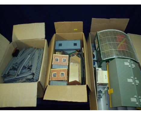 Extremely large range of OO gauge railway related items including Tri-ang ballast track, various buildings, bridges and acces
