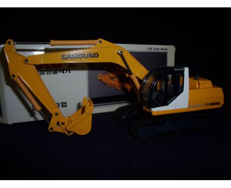 A model of a Samsung Crawler Digger 1:50 scale Japanese issue from the early 19902 in original box 