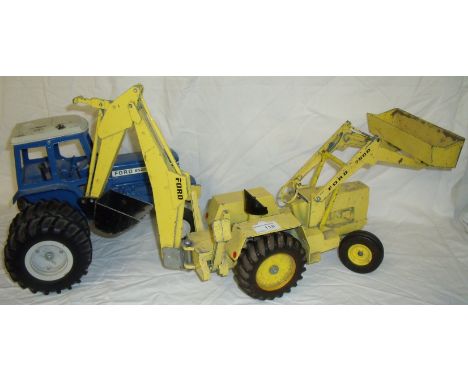 Large metal die-cast Ford 7500 dumper truck with tipper (height 33cm) and a large die-cast model of a Ford 9700 tractor (heig