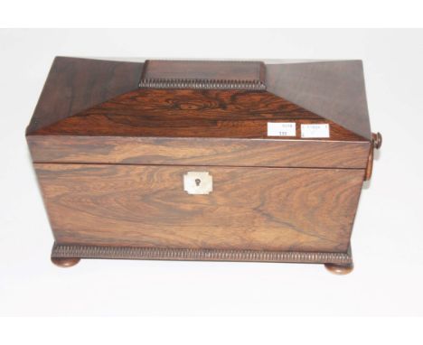 A SARCOPHAGUS-SHAPED WILLIAM IV PERIOD ROSEWOOD TEA CADDY, with hinged top, enclosing two lidded caddies and a centre cut gla