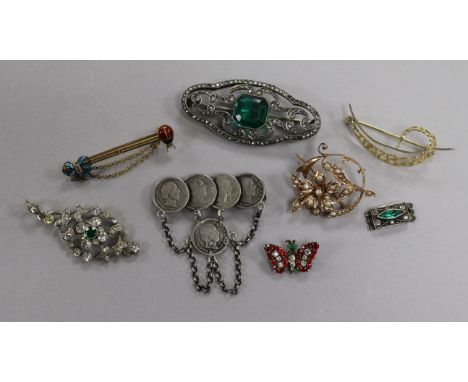 Assorted jewellery including an Edwardian 15ct gold and enamel ladybird and ribbon bow bar brooch.