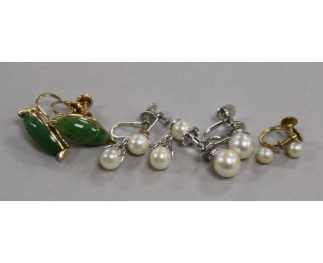 A pair of 14ct gold and jadeite earclips and three pairs of gold and cultured pearl earclips, 14ct white gold(2) and 9ct.