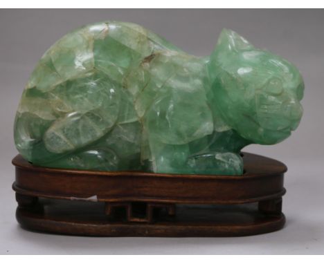 A carved green hardstone cat table lamp