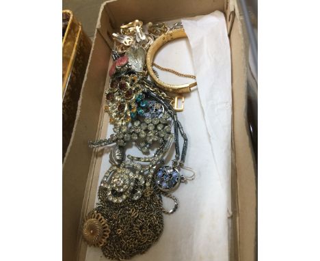 A little tray of vintage brooches and other 