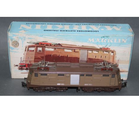 A Marklin HO scale Italian electric locomotive (3035), retaining its original cardboard picture box 