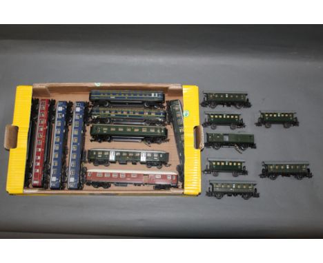 A group of sixteen Marklin HO scale coaches and wagons, to include DSG speisewagens and SBB class coaches