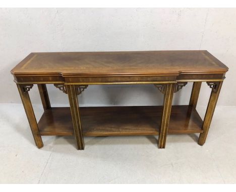 Break front highly polished inlaid console table with chinese detailing and shelf under, approx 137cm x 41cm x 67cm