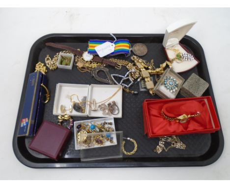 A tray containing assorted costume jewellery including filigree brooch, earrings, dress rings, bracelets and necklaces togeth