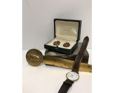 A collection of items comprising a Longines wristwatch No'd L46352 to back and inscribed "La grande classique de Longines" th