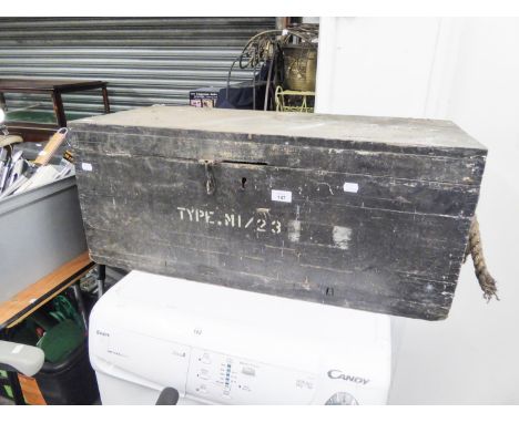 A BLACK WOODEN AMMUNITION BOX WITH END ROPE HANDLES 