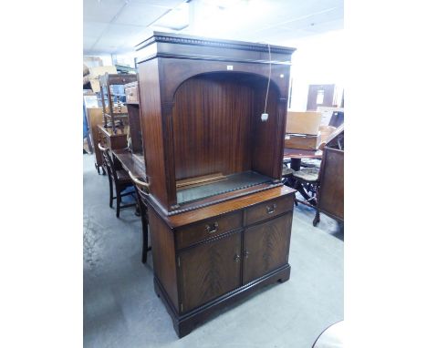 A REPRODUCTION MAHOGANY ARCH TOPPED DISPLAY STAND ON CUPBOARD BASE 