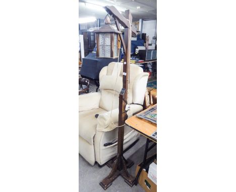 AN OAK GIBBET PATTERN STANDARD LAMP WITH SUSPENDED LEAD LIGHT LANTERN PATTERN SHADE, ADJUSTABLE FOR HEIGHT, ON CRUCIFORM BASE