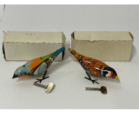 Two vintage tinplate wind up birds, both in good working order with keys and plain white boxes / AN18 