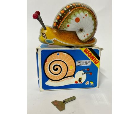 Vintage Woniu tinplate wind up Snail in very good working condition with original box and key / AN18 