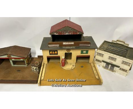 Two vintage wooden garage models and a plastic clinic building / AN5 