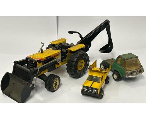 Tonka tractor with digger arm and two small Tonka trucks / AN19 