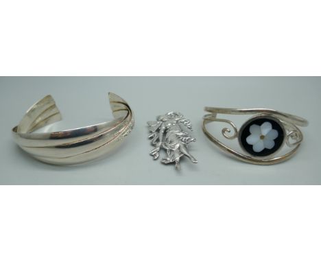 An Art Nouveau style brooch, a silver bangle (27g) and an alpaca Mexican bangle