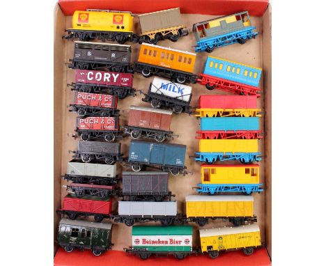 26 unboxed wagons of various makes, including Hornby 'Integral' starters, Thomas the Tank Engine, and others (G-E)