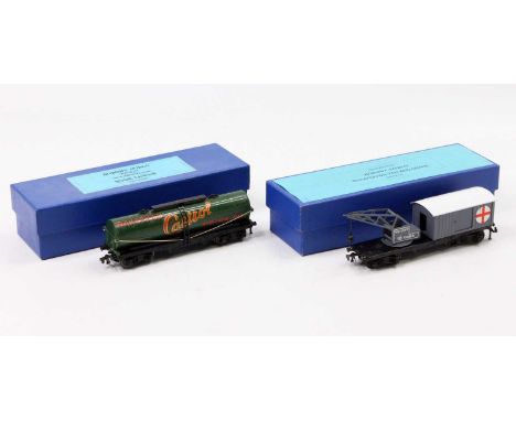 Lots 615 to 621 inclusive are Hornby-Dublo NEVERWAZZA tinplate wagons made by B.Huxley during the 1990’s. They faithfully imi