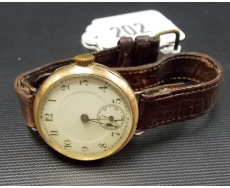 Early 20th Century 18ct gold cased lug wristwatch, the 27mm cream enamel dial with subsidiary seconds dial, the back hinged t