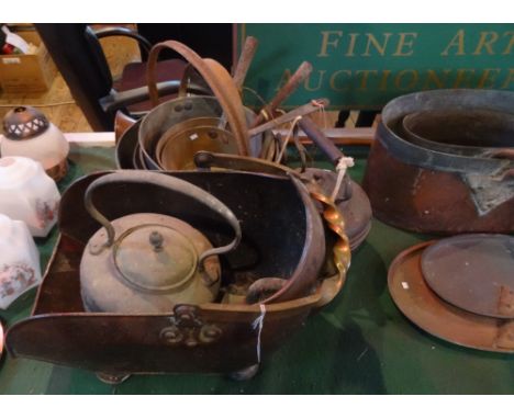 A good quantity of metalware, to include: a copper coal scuttle, kettle, jam pans, hunting horn and other items.