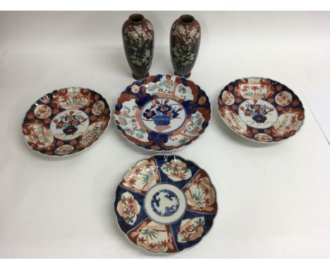 Four Chinese Imari plates and a pair of cloisonne vases a/ f - NO RESERVE