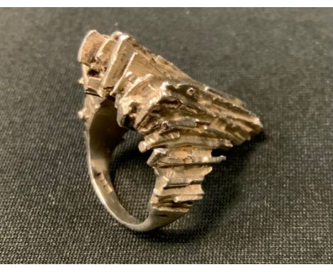 Peter Guy Watson - a modernist Brutalist design silver ring, textured top, plain tapering shank, signed PGW, 21g gross 