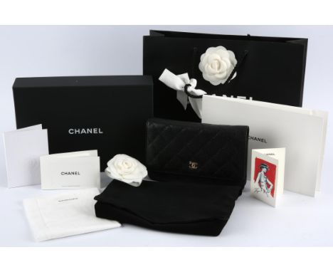 CHANEL Classic wallet on chain (WOC) in quilted black caviar leather with gold coloured hardware. Button closure. Burgundy le