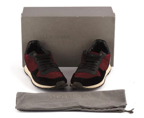 ALEXANDER MCQUEEN boxed with dust bag, low top lace-up sneakers/trainers in black leather with red canvas. With dust bag. Uni
