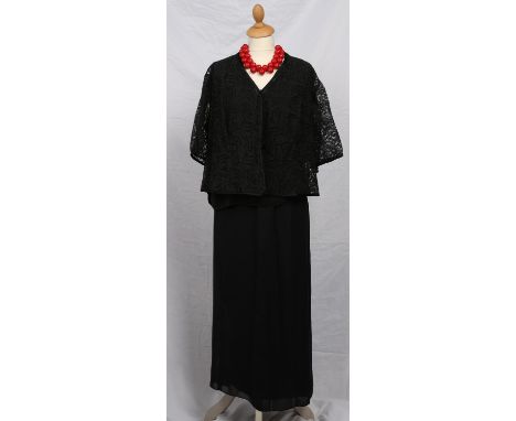SARTORIA VERZOLA. An Italian good-quality bespoke tailor-made ladies silk-lined wool skirt suit with long-line drape jacket w