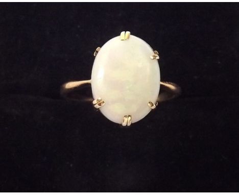 A 9ct gold opal ring 