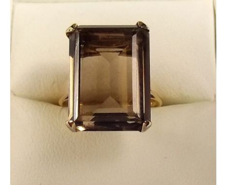 A 9ct gold smokey quartz ring 