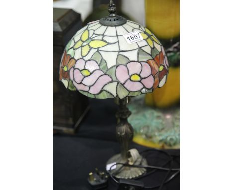 Tiffany style lamp and shade, H: 44 cm. Not available for in-house P&amp;P. 