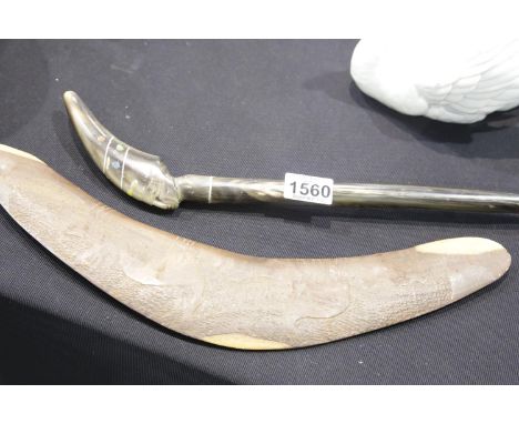 Decorative shoe horn and boomerang. P&amp;P Group 2 (£18+VAT for the first lot and £3+VAT for subsequent lots) 