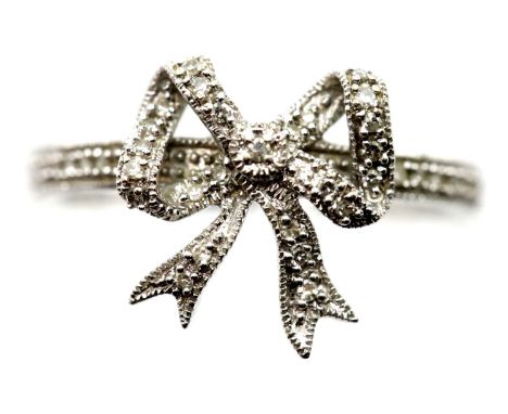 9ct white gold diamond set ribbon ring, size R/S, 3.3g. P&amp;P Group 1 (£14+VAT for the first lot and £1+VAT for subsequent 