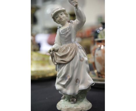 Large Lladro figurine of a girl with birds, H: 26 cm. P&amp;P Group 2 (£18+VAT for the first lot and £3+VAT for subsequent lo