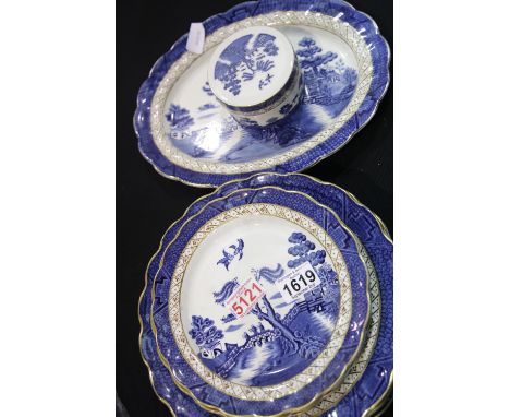Quantity of Booths Old Willow pattern ceramics. P&amp;P Group 3 (£25+VAT for the first lot and £5+VAT for subsequent lots) 