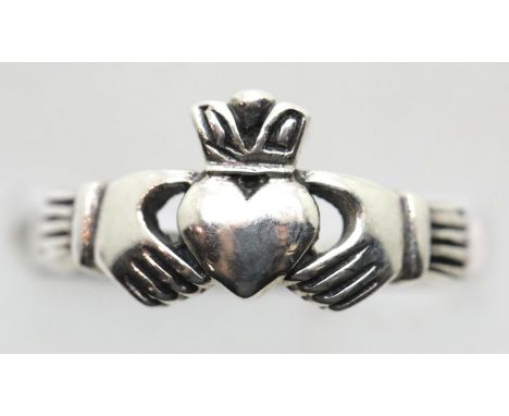 Silver vintage claddagh ring. P&amp;P Group 1 (£14+VAT for the first lot and £1+VAT for subsequent lots) 