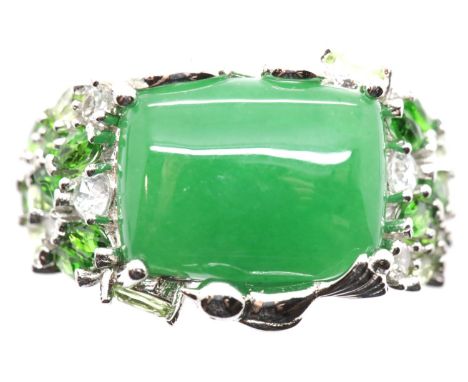 Silver green stone ring. P&amp;P Group 1 (£14+VAT for the first lot and £1+VAT for subsequent lots) 