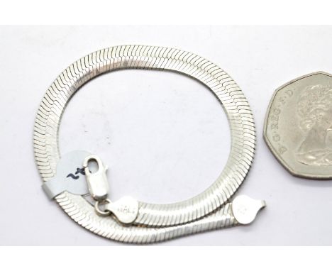 Ladies vintage silver flat herringbone bracelet. P&amp;P Group 1 (£14+VAT for the first lot and £1+VAT for subsequent lots) 